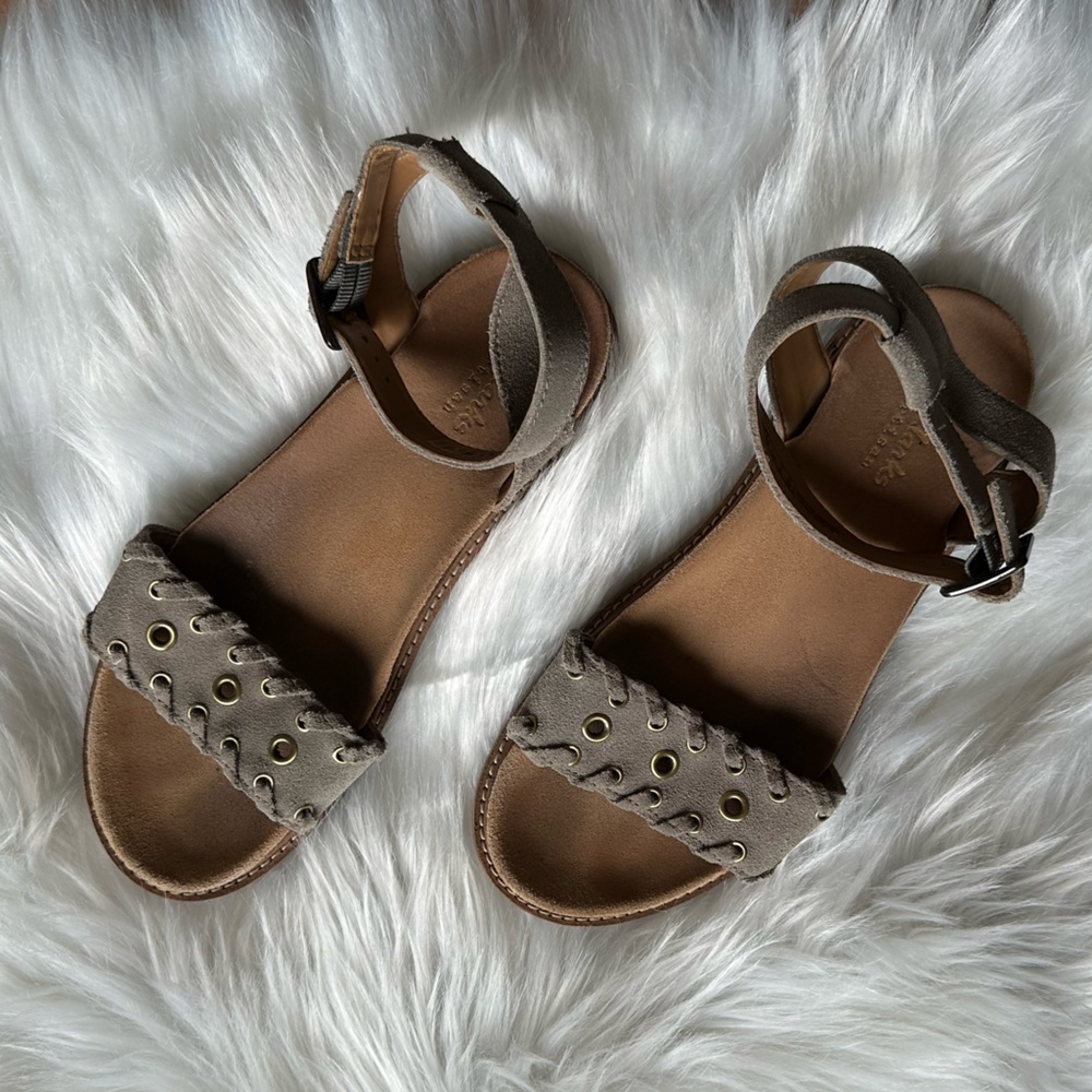 EUC - Clarks Corsio Amelia Womens Flat Sandals